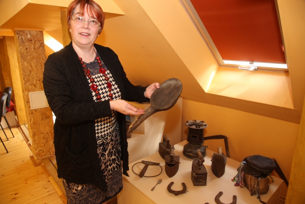 Elēna Obrumāne visus interesentus “Muzeju nakts” laikā aicina nākt un apskatīt Stāķu novadpētniecības ekspozīciju. 	
Autors: Gatis Bogdanovs