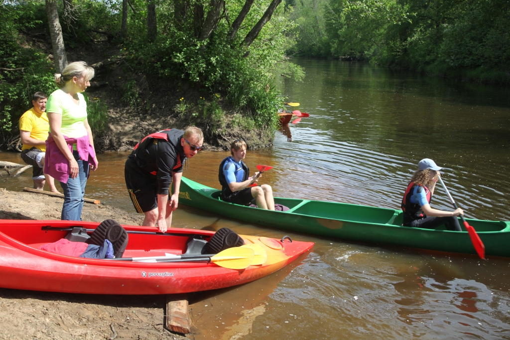 Kopumā pa Pededzi laivoja 56 komandas un 200 dalībnieki. 		
Autors:  Gatis Bogdanovs