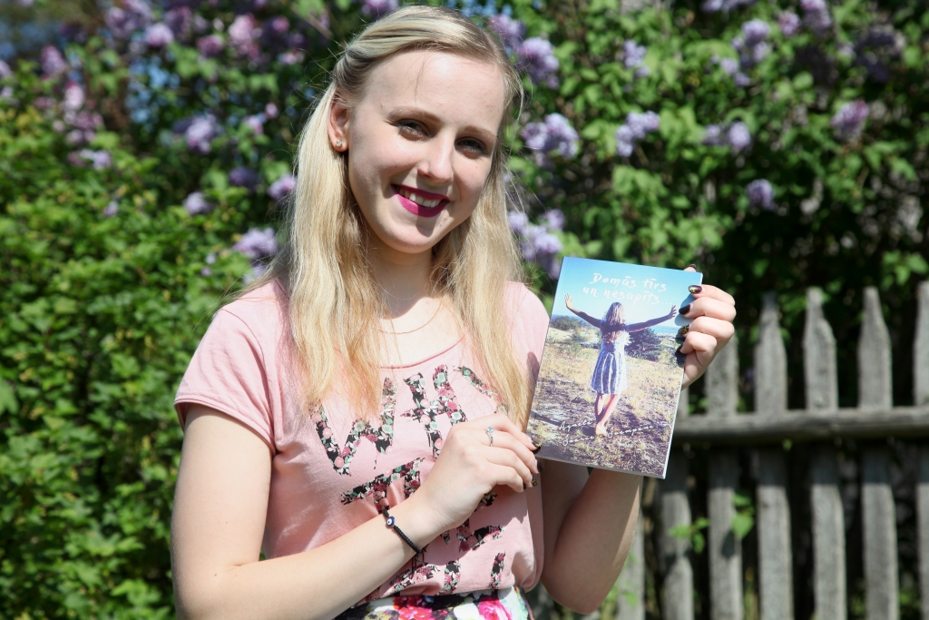 “Varbūt mani dzejoļi dos jums jaunas idejas. Novēlu, lai tie liek jūsu prāta upēm plūst plašāk un lai tie neatstāj jūs vienaldzīgus,”  visiem dzejas cienītājiem vēl jaunā dzejniece Agneta Švarce-Švampāne. 
Autors: Gatis Bogdanovs