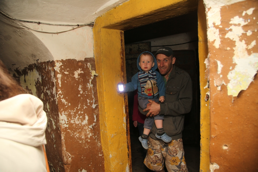 Pirms došanās apskatīt Gulbenes Sarkanās pils noslēpumainos pagrabus muzeja darbinieki katram apmeklētājam iedeva gaismas lukturīti, lai katra pagraba telpa būtu kā  negaidīts pārsteigums.
Autors: Gatis Bogdanovs