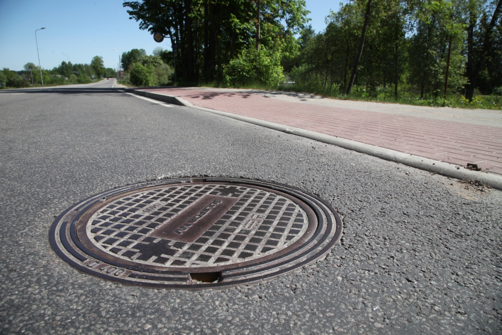 Lūk, arī vāks, kurš svētdien lidinājies Blaumaņa ielā gluži kā tāds NLO. Mistika, nejaušība, likumsakarība vai nolaidība? Par to lai spriež atbildīgās amatpersonas. Iedzīvotājiem ir savs viedoklis.
Autors: Gatis Bogdanovs