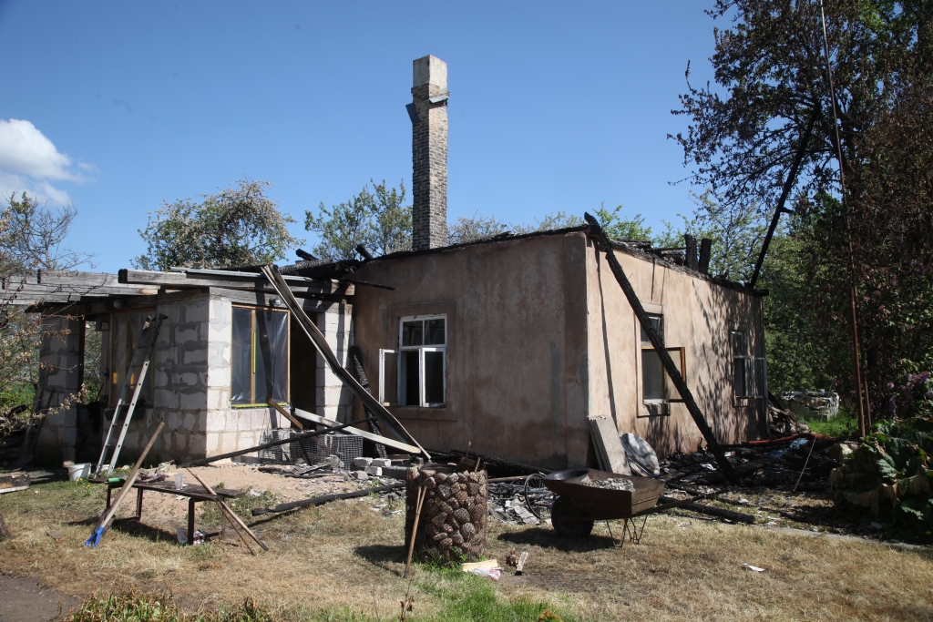 Ugunsgrēka iemeslu vēl skaidro. Arī pašam saimniekam pagaidām neesot versiju. Vīrietis plāno atjaunot savu namu. Pagaidām dzīvos dārza mājiņā. 	
Autors: Gatis Bogdanovs