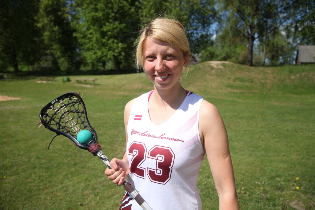 “Spēle ir ļoti dinamiska, interesanta, taktiska. Tajā spēlētājs izmanto visas savas maņas un var kārtīgi izplosīties pa laukumu, tiešām sajūtoties kā indiānim,” par lakrosu saka Alise Dūne.   
Autors: Gatis Bogdanovs