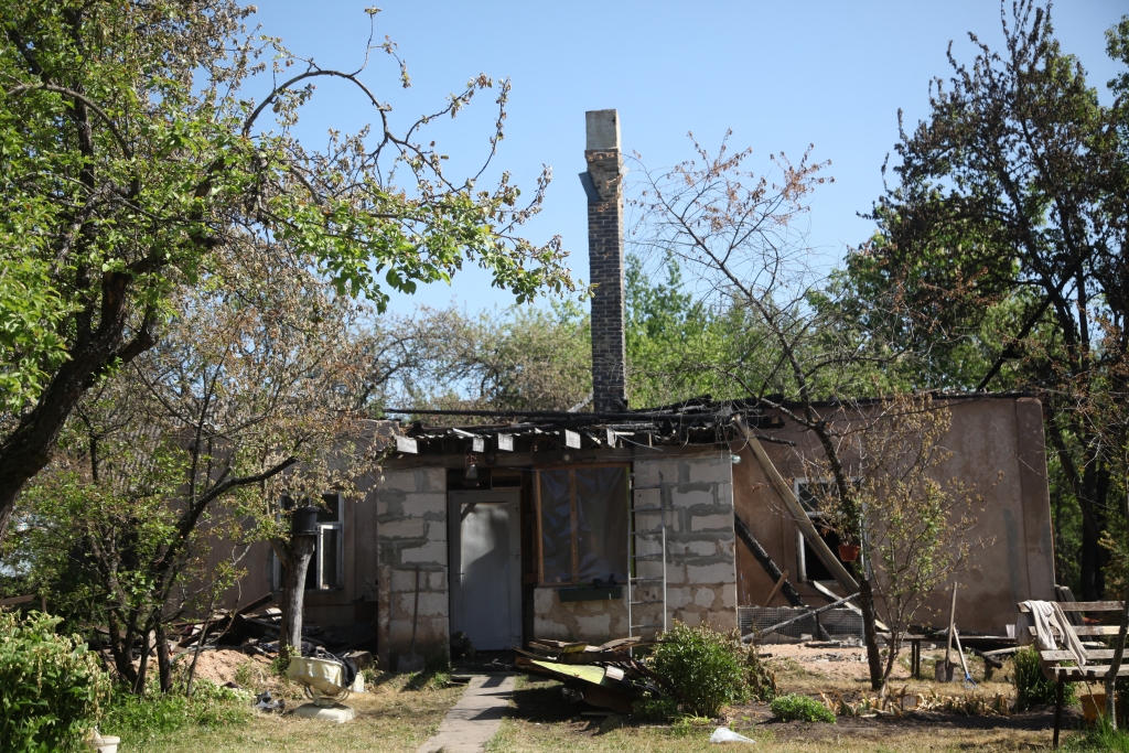 Ugunsgrēka iemeslu vēl skaidro. Arī pašam saimniekam pagaidām neesot versiju. Vīrietis plāno atjaunot savu namu. Pagaidām dzīvos dārza mājiņā. 	
Autors: Gatis Bogdanovs