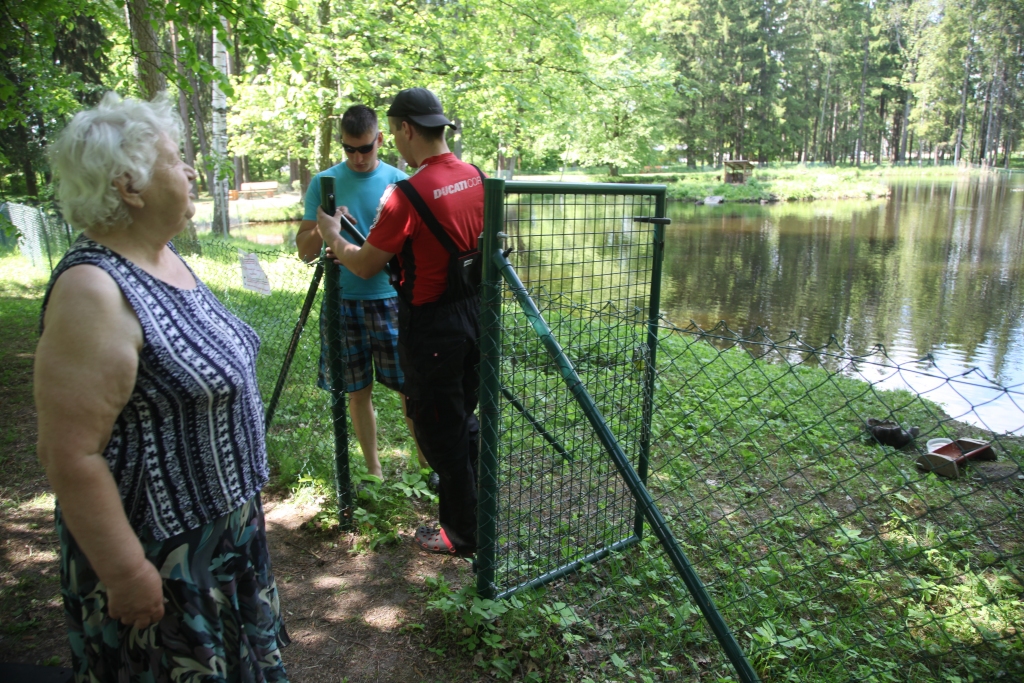 Nezināmi ļaundari salocījuši iežogojumu Spārītes parkā un iekļuvuši pie melnā gulbja Heinriha. Vai viņi gribēja saķert putnu? Par laimi, tas nav noticis - Heinrihs ir sveiks un vesels, sēta salabota. 	
Autors: Gatis Bogdanovs