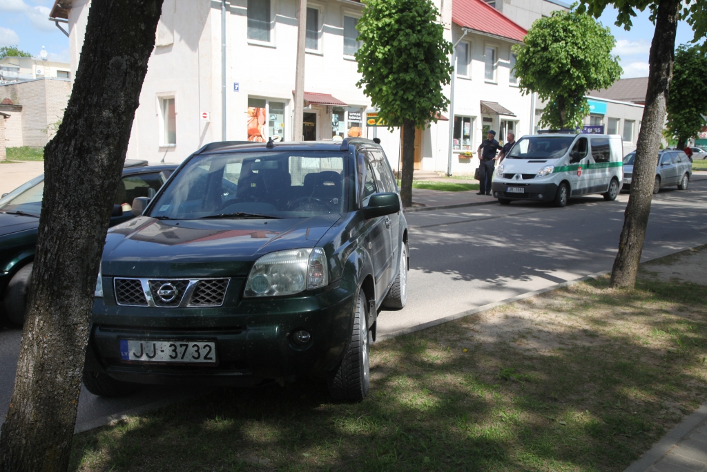 Autovadītāji nereti nepārliecinās, cik droši stāvēšanai ir atstāta automašīna, nepadomājot par sekām. Šajā gadījumā bojājumi netika nodarīti, taču tika traucēta satiksme. 
Autors: Gatis Bogdanovs
