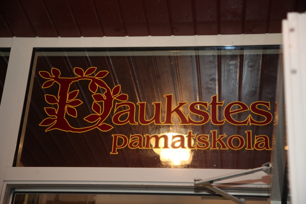 Daukstes pamatskola vada savus pēdējos mēnešus. Ja par ēkas turpmāko izmantošanu ir versijas, tad skolas darbiniekus māc neziņa par savu nākotni. Iespējams, daudziem nāksies pat pārprofilēties.
Autors: no “Dzirksteles” arhīva 