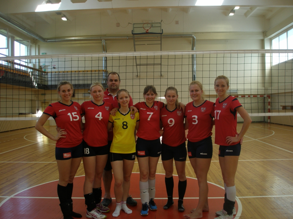 Pirms Olimpiādes atlases spēlēm Gulbenes  volejbolistes aizvadīja treniņnometni, izmēģinot dažādus sastāvus.    
Autors: no personiskā arhīva