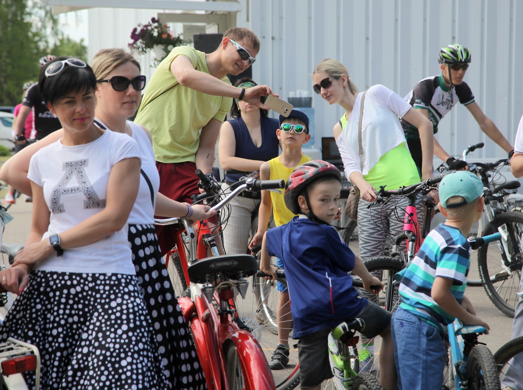 Sestdien Gulbenē norisinājās velodiena “Zaļais pedālis”, kur dažādās sacensībās savus spēkus varēja pārbaudīt dažādu paaudžu riteņbraucēji. Amatieru riteņbraukšanas sacensības pulcēja 29 dalībniekus, kas, startējot četrās vecuma grupās, devās 7 kilometru distancē. Norisinājās arī sacensības riteņbraukšanā bērniem. Kopumā tajās piedalījās 20 bērni gan no Gulbenes pilsētas, gan arī pagastiem. Kā jau ierasts, velodienas pasākumu gaitā norisinās arī “Eko-velo” orientēšanās, ka pulcēja 17 komandas un 59 dalībniekus.
Autors: Gatis Bogdanovs