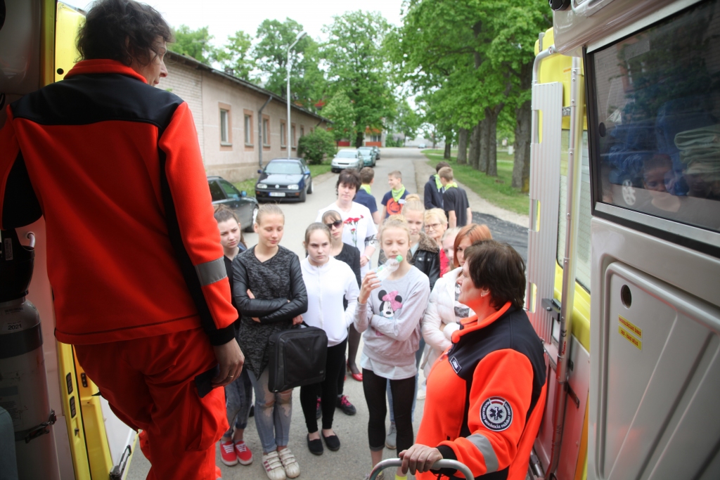 Skolu komandu dalībniekiem, kuri piedalījās Latvijas Sarkanā Krusta Gulbenes komitejas rīkotajās sacensībās, šogad pirmo reizi bija iespējams izzināt ar kādu medicīnisko aparatūru ir aprīkota neatliekamās medicīniskās palīdzības automašīna, kā arī pašiem veikt dažādas darbības. 
Autors: no personiskā arhīva