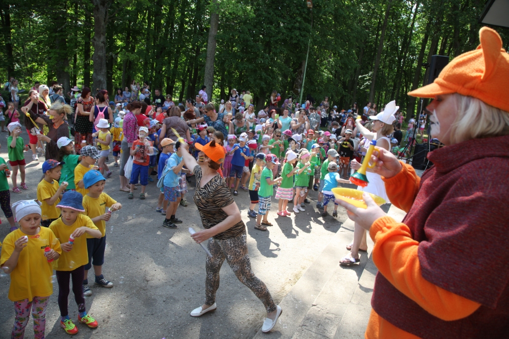 Šogad Gulbenes novada pirmsskolas izglītības iestāžu Bērnu svētki, kas notika jau sesto gadu, norisinājās Jaungulbenes pagastā. Populārā grāmatas “Vinnijs Pūks un viņa draugi” varoņa Pūka ballītē kopā ar vecākiem un audzinātājām izklaidējās gandrīz četri simti bērnu.
Autors: Gatis Bogdanovs