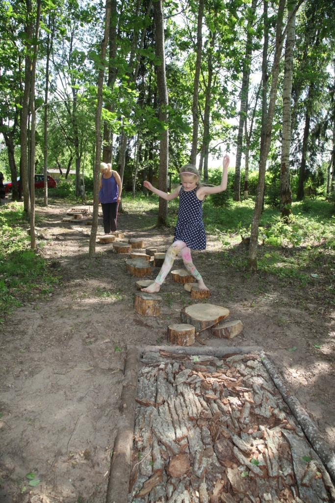 Stradu pagasta Stāķu iedzīvotāja Inese, pirmo reizi kopā ar meitu Emīliju izstaigājot Baskāju taku, kas veidojas topošajā Stāķu ģimenes atpūtas parkā, ar sajūtām ir apmierināta. Inesei īpaši paticis no koka trijstūrīšiem veidotais segums, bet Emīlija labprāt ilgāku brīdi pavadījusi, staigājot pa egļu čiekuru segumu. 
Autors: Gatis Bogdanovs 