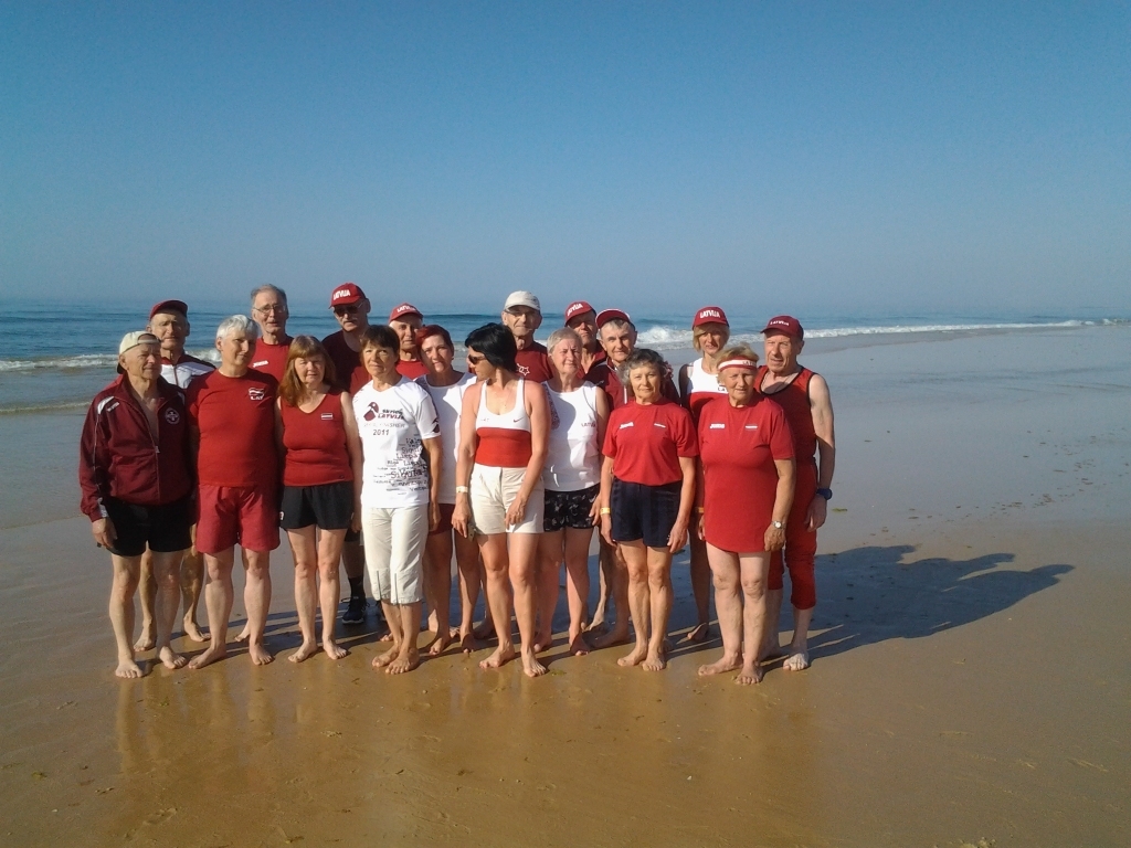 Sportisti izmantojuši iespēju uz sacensību vietu doties ar kājām gar Atlantijas okeāna krastu. 
Autors: no personiskā arhīva