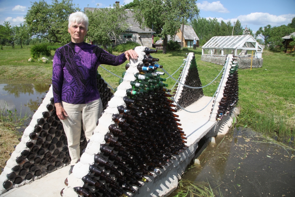 Nav nemaz jābrauc uz Argentīnu, lai redzētu mākslinieka Tito no alus pudelēm būvēto māju. Tepat Litenes pagasta “Ainažu” plašajā teritorijā pensionējusies sporta skolotāja Anna Zīle no pudelēm uzbūvējusi gan tiltus, gan piebūvi mājai, gan siltumnīcas pamatus, gan galdu ar soliņiem, gan pudeļu koku. Turklāt būvdarbi vēl nav beigušies, vairākas idejas gaida to piepildījumu. 	
Autors: Gatis Bogdanovs 