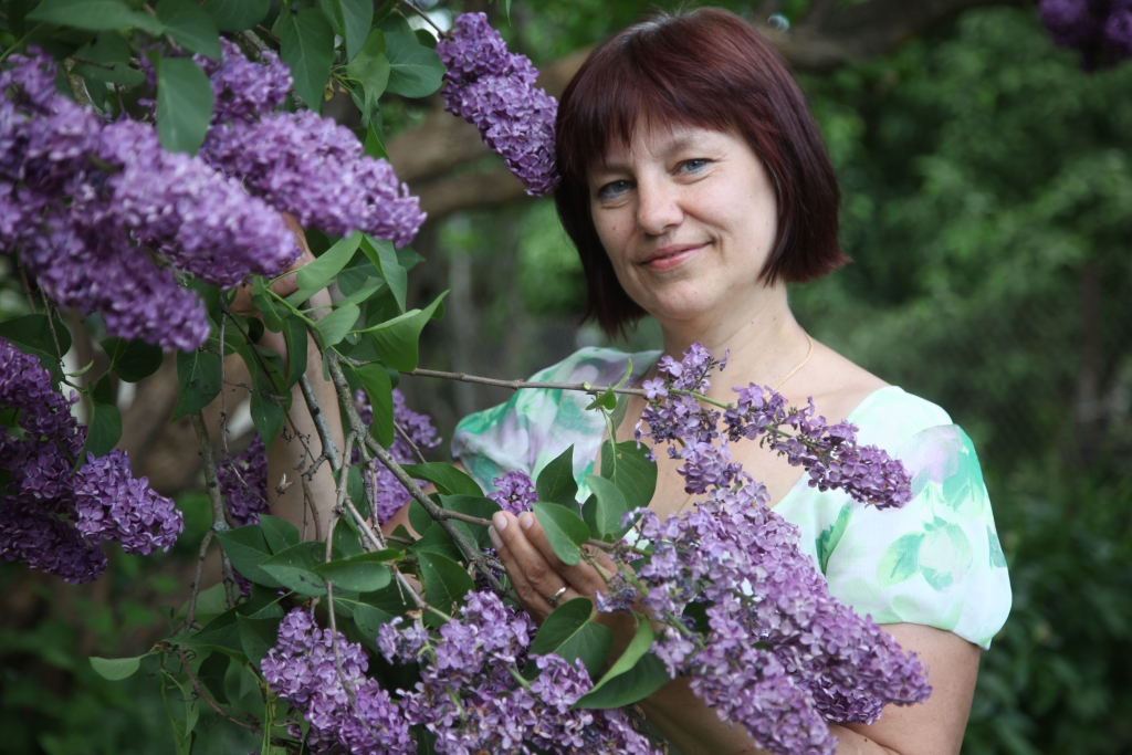 “Es laimi ceriņziedos nemeklēju, bet pati to rodu darbā un ģimenē,” saka Gulbenes vidusskolas skolotāja Sandra Aņisimova. 
Autors: Gatis Bogdanovs