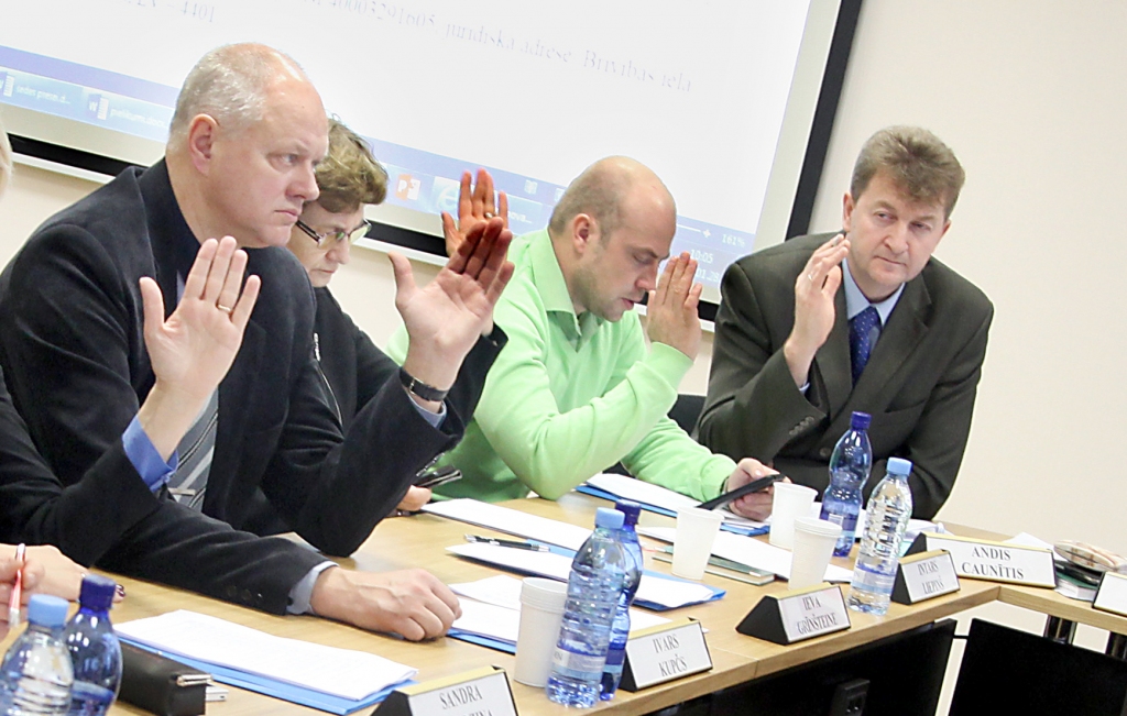 Deputāti Andis Caunītis, Ivars Kupčs un Intars Liepiņš ir “Vienotības” biedri. Visi trīs liek “Dzirkstelei” saprast, ka, visticamāk, kandidēs arī nākamajās Gulbenes novada domes vēlēšanās, kas būs nākamgad.
Autors: no “Dzirksteles” arhīva