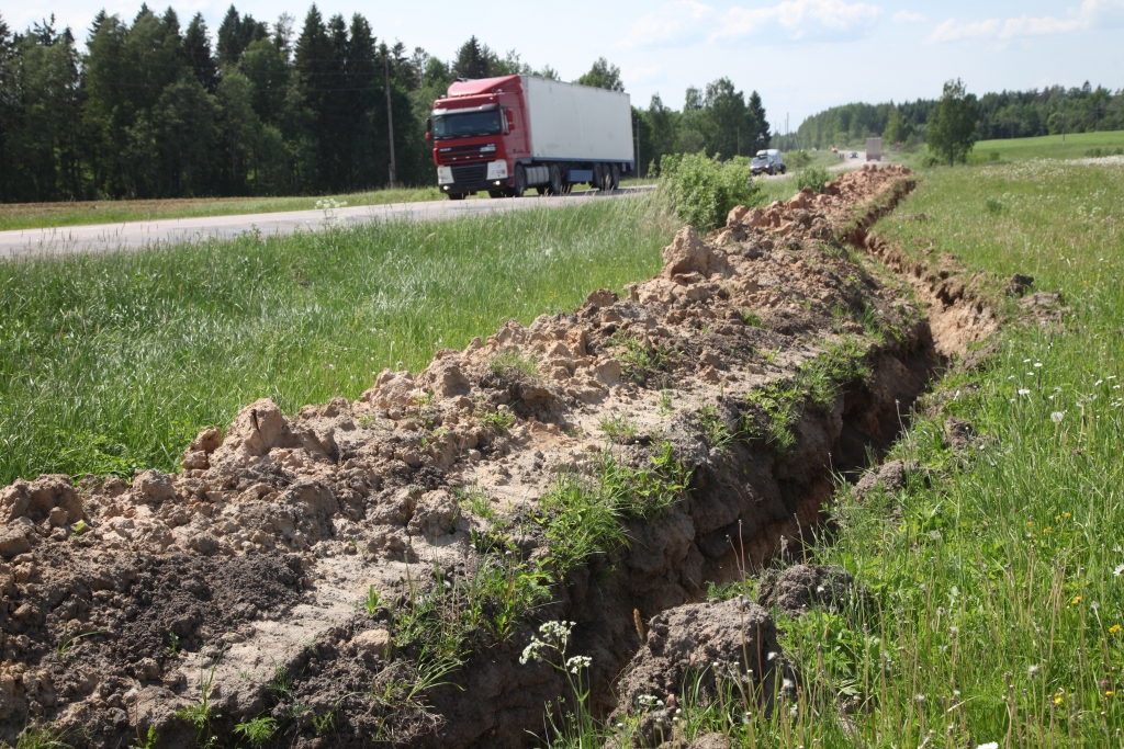 Tranšeja posmā no Stāmerienas pagrieziena līdz Pogupei, kas šobrīd ir neaizbērta, tikšot aizlīdzināta vasaras beigās. 	
Autors: Gatis Bogdanovs  