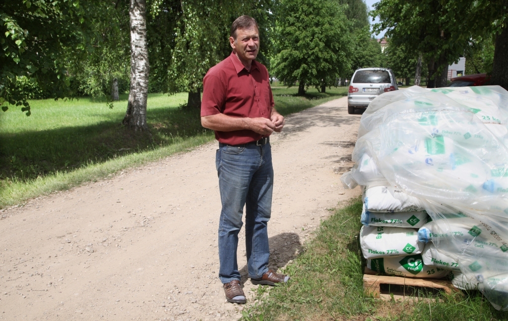 Galgauskas pagasta pārvaldnieks Jānis Biezais pretputekļu materiālu jau iegādājies. Tagad jāgaida, kad beidzot kaut nedaudz uzlīst. 	
Autors: Gatis Bogdanovs