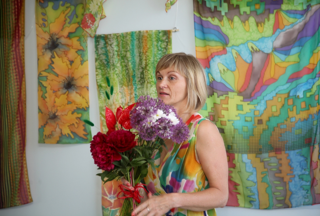 Novadniece Ilva Ievāne, kura dzīvo un strādā Aizkrauklē, uzskata, ka ziedi spēj izdaiļot cilvēka dvēseli, tāpēc ziediem viņa liek uzziedēt arī apgleznotajās zīda šallēs un lakatos. 	
Autors: Gatis Bogdanovs