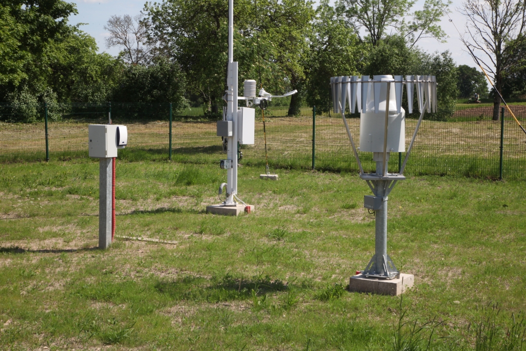 Stacija Stāķos nodrošina gaisa temperatūras un mitruma, atmosfēras spiediena, vēja virziena un ātruma, nokrišņu daudzuma un intensitātes, sniega segas biezuma, redzamības un atmosfēras parādību mērījumus.
Autors: Gatis Bogdanovs