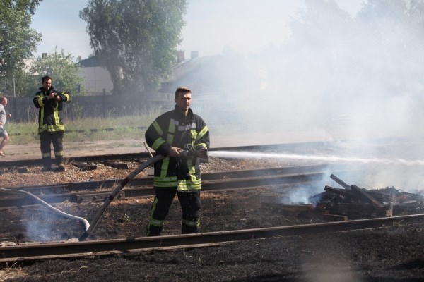 Pagājušās sestdienas pēcpusdienā Gulbenē, Dzelzceļa ielā, pie sliedēm dega sausā zāle un koka atkritumi. Ugunsgrēku izdevās novērst aptuveni stundas laikā
Autors: Gatis Bogdanovs