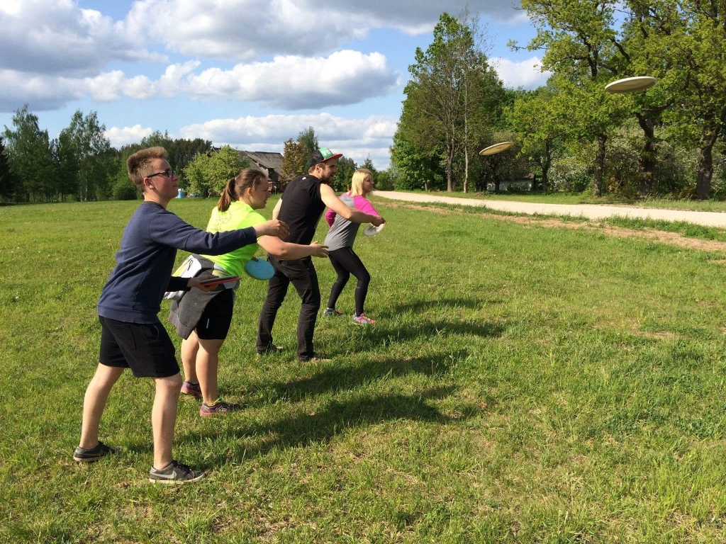 Golfā gājienus veic, ar nūju sitot bumbiņu pretim bedrītei, disku golfā ar roku met lidojošu šķīvīti pretim speciālam disku ķērājam. 	
Autors: no personiskā albuma