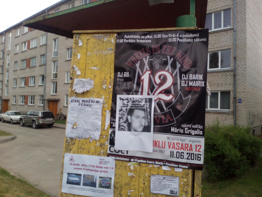 Gan uz reklāmas dēļa pie Gulbenes kultūras centra, gan Skolas ielā piektdien bija izvietota reklāmas lapiņa, uz kuras – iepazīšanās sludinājums ar foto un tālruņa numuru. 	
Autors: Diāna Odumiņa