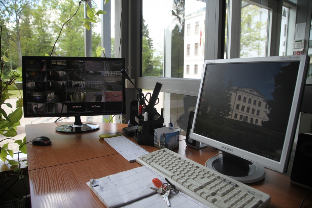 Otro gadu, kopš ekspluatācijā tika nodota starpbūve, kas savieno ģimnāziju un vidusskolu, tur darbojas videonovērošana gan iekšpusē, gan ārpusē. Arī vecās ēkas pagalmi tiek novēroti jau apmēram divus gadus. “Teikšu godīgi, vairs problēmu nav!” “Dzirkstelei” saka ģimnāzijas direktore Lidija Ķeķere. 
Autors: Gatis Bogdanovs