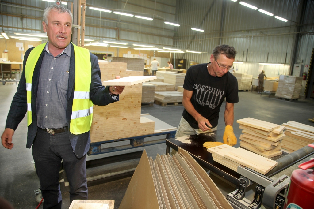 Vakar SIA “Avoti SWF” bija atvērto durvju diena. Uzņēmuma direktors Uldis Misiņš demonstrēja sabiedrībai atvērtību, kādu, šķiet, neviens nebija gaidījis. Viņš pats par to saka: “Mēs neesam slēpuši savus biznesa plānus, esam par tiem katrreiz informējuši brīdī, kad tā vairs nav tukša pļāpāšana, bet reāla iespēja. Viss pārējais ir darba ikdiena. Kad realizējamā jaunā ideja iegūst skaidru veidolu, ir jāskaidro sabiedrībai, ko mēs vēlamies. Ir jāsaprot, ko vēlas sabiedrība. Ir jāpanāk sapratne. Un to ir iespējams gūt vienīgi tad, ja nav neatbildētu jautājumu, ja ir gūta pilnīga skaidrība par notiekošo.” 	
Autors: Gatis Bogdanovs