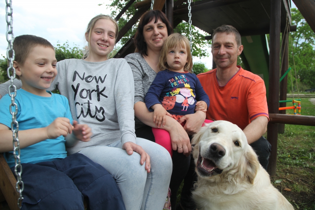 Alvis un Ilze priecājas, ka viņiem ir kupla ģimene – ģimenē aug četri bērni: Kārlis, Dārta, Kate, Roberts (nebija klāt fotografēšanas brīdī). Bet fotogrāfam labprāt pozēja ģimenes mīlulis.	
Autors: Gatis Bogdanovs