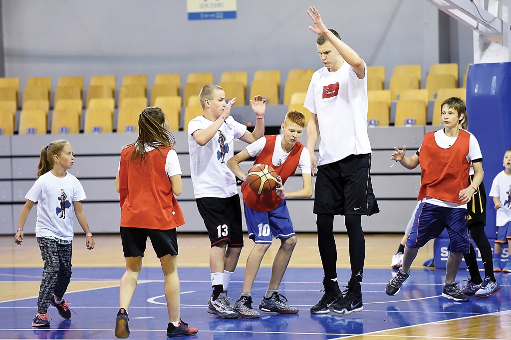 Linardam Černoglazovam (no labās) bija iespēja spēlēt kopā ar Kristapu Porziņģi uz viena laukuma. No Gulbenes uz fanu tikšanos devās tikai divi Gulbenes novada bērnu un jauniešu sporta skolas audzēkņi.
Autors: Leta 