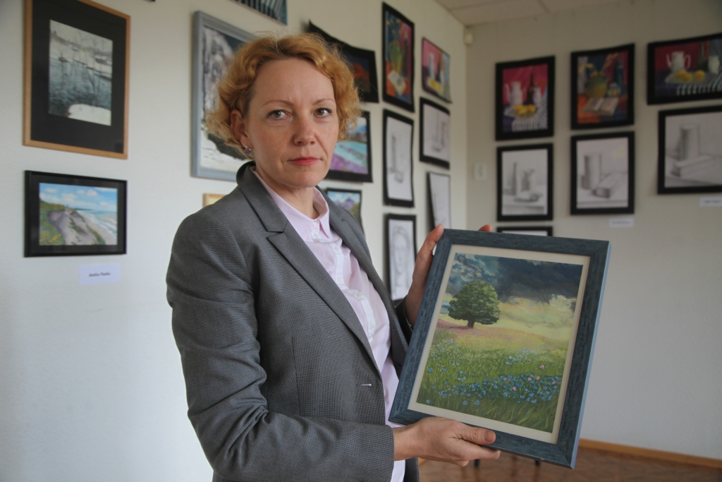 Kad Ligita Gāgane nāk mācīties mākslas pamatus uz Gulbenes mākslas skolu, viņa aizmirst visu citu pasaulē. Tajā brīdī kaut kur otrajā plānā paliek viņas ikdienas darba rūpes novada domē un mājas solis ģimenē. Viņa saka, ka beidzot atradusi iespēju brīvajā laikā darīt to, par ko sapņojusi kopš bērnības. Savu pirmo darbu izrādīšana izstādē ir pamudinājums turpināt mācīties. 
Autors: Gatis Bogdanovs