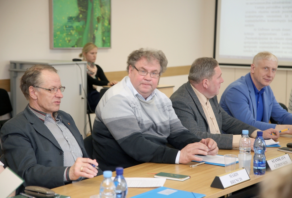 Pa pagastiem brauca, ar potenciālajiem vēlētājiem jau tikās! Latvijas Zemnieku savienības deputāti mazliet koķetē teikdami, ka vēl nedomā par nākamā gada Gulbenes novada domes vēlēšanām. 
Autors: no “Dzirksteles” arhīva