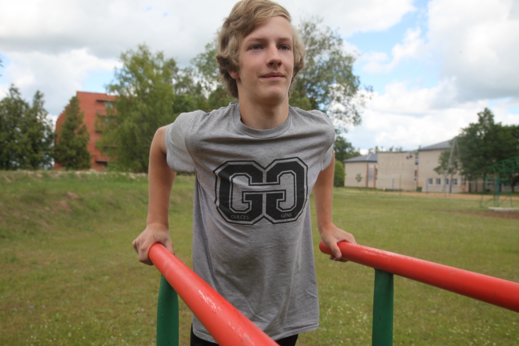 Vasara jaunajam šķēpmetējam Ričardam Andrejevam no Jaungulbenes nav tikai atpūtas laiks. Vasaru viņš izmanto treniņnodarbībām vieglatlētikā un vispusīgas fiziskās sagatavotības nostiprināšanai.
Autors: Gatis Bogdanovs