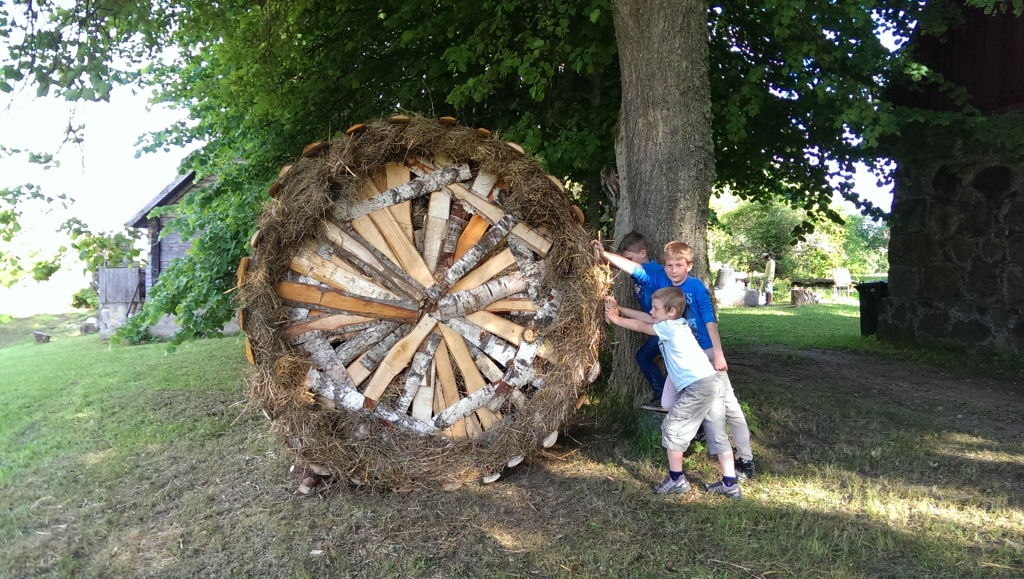 Ja kādam ir vēlēšanās izzināt, kā veidojams uguns rats, kas tiek aizdegts, svinot vasaras saulgriežus, tad šo prasmi varēs iegūt, šajā sestdienā dodoties ciemos uz Druvienu pie “Druvienas cilts”. 
Autors: no “Druvienas cilts” arhīva