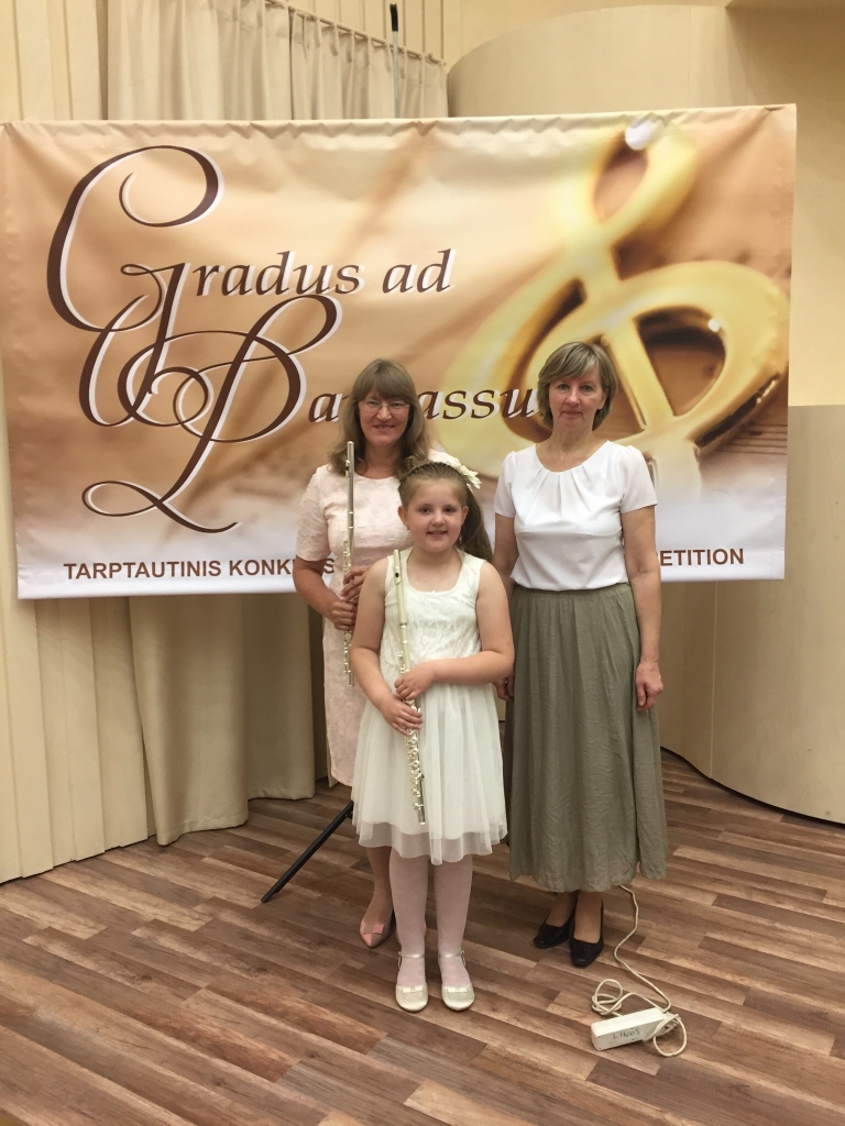 Annija Iļjenko kopā ar skolotāju Ingu Driķi un koncertmeistari Ritu Bogdanovu. 
Autors: no personiskā arhīva