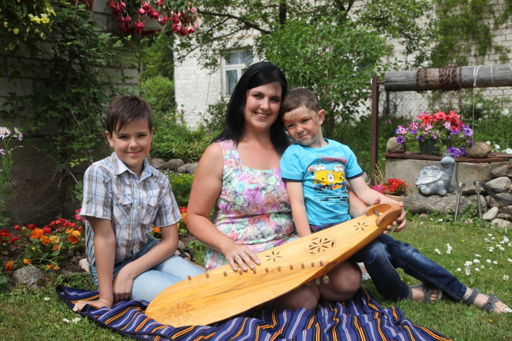 “Edžus man ir ārkārtīgi liels grāmatu tārpiņš. Arī Krišjāni viss interesē. Edžus dzied korī, ansambļos, dejo tautiskās dejas, mūzikas skolā apgūst saksofona spēli. Krišjānis man arī ir aktīvs. Jau paziņoja, ka arī mācīšoties mūzikas skolā – apgūšot sitamos instrumentus. Es jau smejos, ka ģimenē mums dienās būs pašiem savs orķestris: viens spēlēs saksofonu, otrs sitīs bungas, pati pastrinkšķināšu kokli vai paspēlēšu akordeonu, Eva, savukārt, klavieres,” saka gulbeniete Daiga Bleikša. 	
Autors: Gatis Bogdanovs 