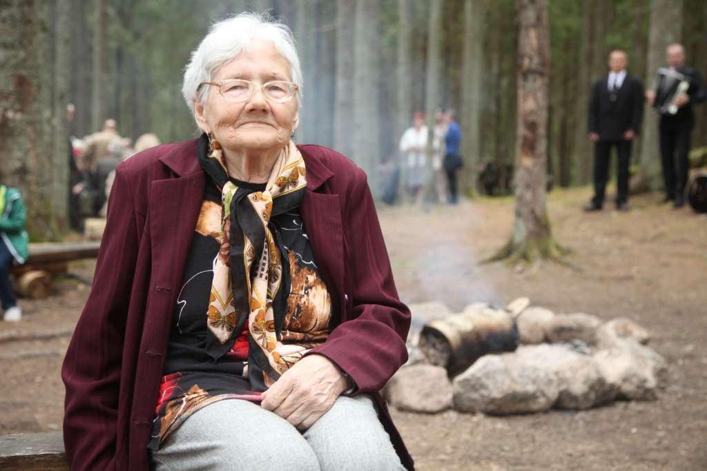 “Man nekad nav patikusi tautu nīšanās. Arī izsūtījumā sādžā, kurā dzīvojām, saskaitīju vismaz vienpadsmit dažādas tautības. Cits ar citu nenīdāmies, kā tas notiek tagad. Arī tagad sekoju līdzi visam, kas notiek Latvijā. Vērtēju un salīdzinu arī Valsts prezidentus, viņu attieksmi pret latviešu tautu. Esmu gandarīta, ka mēs, represētie, netiekam aizmirsti,” saka Līvija Priedeslaipa. 
Autors: Gatis Bogdanovs