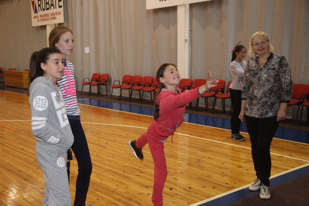 Sadraudzēties var arī sportojot! Ceturtdien Moldovas un vietējiem pusaudžiem Gulbenē bija kopīgas sportiskās aktivitātes. 	
Autors: Gatis Bogdanovs