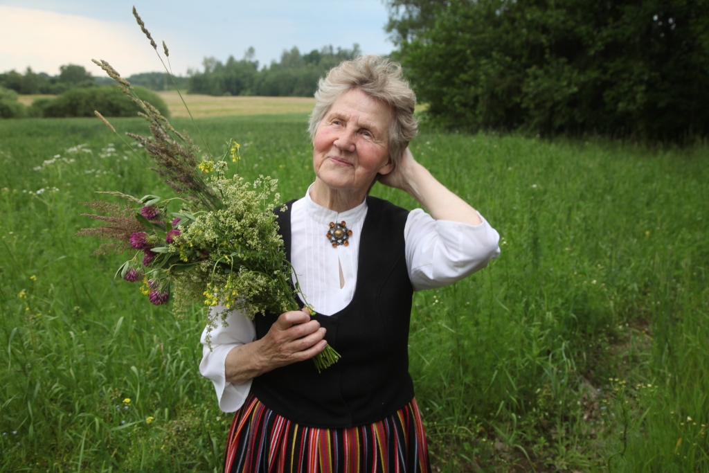 Folkloras kopas “Līgo” dziedātāja Veronika Pulkstiņa atzīst, ka enerģiju un dzīvesprieku smeļas gan tautasdziesmās, gan dabā. 
Foto: Gatis Bogdanovs