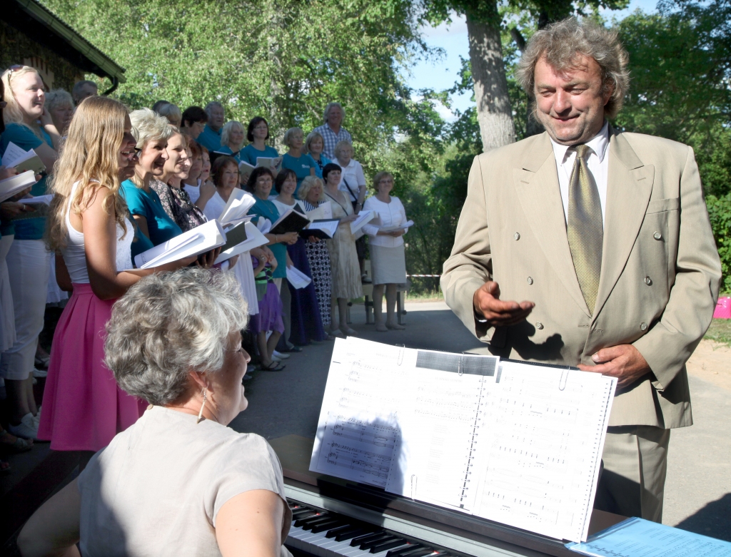 Gulbenes novada kultūras dzīvē Uldis Kokars ir savējais! Jau līdz šim viņš ir piedalījies dažādos pasākumos Gulbenē, piedalīsies arī turpmāk, jo citādi nemaz nevar būt. 							                                                                            
Autors:  no “Dzirksteles” arhīva