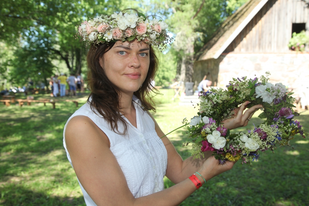 “Es biju māmiņai viena pati meitiņa, nezinu, kādu vīru ņemt...” prāto Sanita Mickeviča.