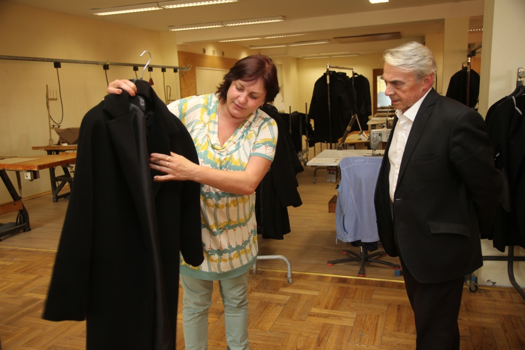 Gulbenes šūšanas uzņēmuma SIA “Nienhaus&Lotz Lettland” bijušo šuvēju darba meklējumiem Nodarbinātības dienests seko valsts mērogā.  					     
Autors:  no “Dzirksteles” arhīva