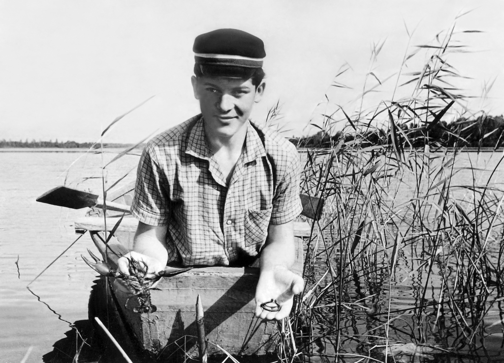 “Vei, kāds vēzis!” pagājušā gadsimta sešdesmitajos gados ar tādu saucienu no Ušura dzelmes izcelto saktu un vēzi rādīja Jaungulbenes lauksaimniecības skolas audzēknis Jānis Rība. 
                                                                                                             
Autors: no žurnāla “Ilustrētā Pasaules Vēsture”