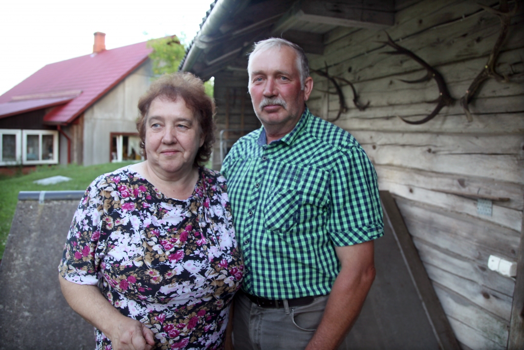 Kur ir šā pāra mīļas sadzīvošanas noslēpums? “Agrāk es vairāk komandēju, tagad ne, tagad mēs saprotamies gandrīz vai bez vārdiem,” atzīstas Sandra, bet Jānis uzsver, ka ģimenes galva tomēr ir viņš, jo citādi nemaz nevar būt. 					    
Autors: Gatis Bogdanovs