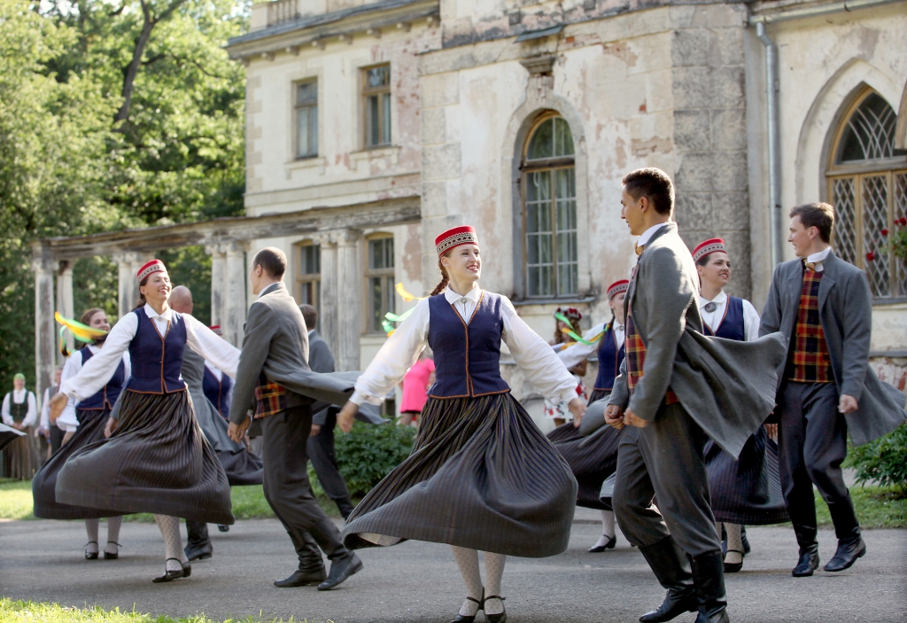 Gan Stāmerienas tautas nama jauniešu deju kopa “Poga”, gan Litenes tautas nama jauniešu deju kopa “Litenietis” koncertā izdejoja novadnieces Artas Slicas dejas. 																					
Autors: Gatis Bogdanovs