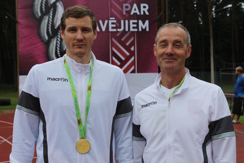 Pagājušās nedēļas nogalē Valmierā pulcējās visi labākie vasaras sporta veidu sportisti, lai pārstāvētu savus novadus un pilsētas četrgades lielākajā sporta pasākumā - Latvijas IV Olimpiādē. Kopumā piedalījās vairāk nekā 4000 dalībnieki, pārstāvot 94 pašvaldības. Gulbenes novadam Latvijas IV Olimpiāde bija līdz šim “medaļotākā” – 6 medaļas (3 zelta, 3 sudraba). Mūsu “zelta puiši”: Jānis Mezītis – 2 zelta medaļas (100 m un 200 m distancē) un Armands Zvirbulis (brīvajā cīņā). Attēlā kopā Jāni par sasniegumiem gandarīts arī treneris un tētis Voldemārs Mezītis.
Autors: no personiskā arhīva