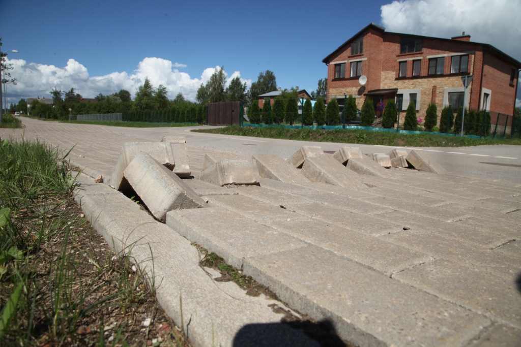 Pacēlušies bruģakmeņi ne tikai bojā Draudzesskolas ietves kopskatu, bet arī padara šo celiņu par bīstamu gājējiem. Gulbenes pilsētas pārvalde sola novērst problēmu. 			   
Autors: Gatis Bogdanovs