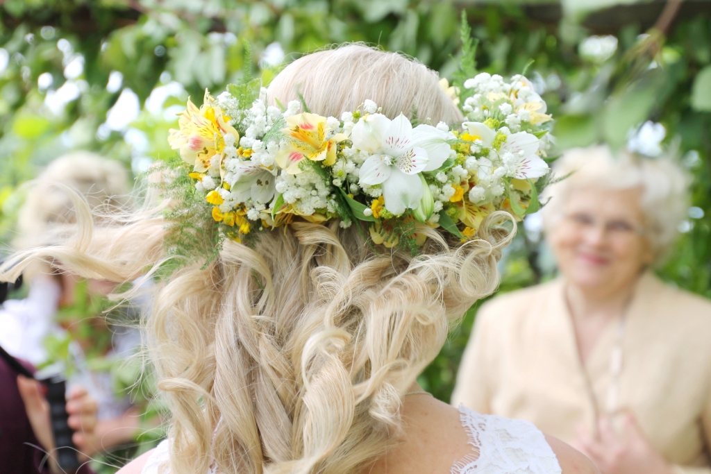 Gulbenes novadā pirmajā pusgadā ārpus telpām brīvā dabā notikušas tikai divas kāzas - Stāmerienā, Pogas ezera pludmalē, un dzimtas mājā. 															  
Autors: Ailita Brezinska