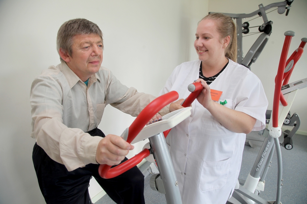 Gulbeniete Zinta Guoba jau vidusskolas laikā savu dzīvi izlēma saistīt ar medicīnu. Jau gandrīz gadu viņa strādā par fizioterapeiti. Viņas aicinājums ir palīdzēt citiem, neliegt padomu, dalīties ar savām zināšanām, iedrošināt darīt, lai panāktu vēlamo rezultātu. Kā pati atzīst, noteikti nevarētu visu dienu tikai sēdēt pie datora un strādāt ar papīriem. Tas neesot darbs viņai. Zintai patīk būt kustībā. Katru dienu Zinta mēro ceļu uz Liteni, jo tur viņas zināšanas fizioterapijā nepieciešamas sociālā centra iemītniekiem.  
Autors: Gatis Bogdanovs